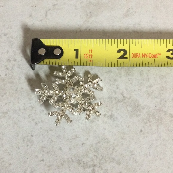 Blingy snowflake silver brooch - Picture 5 of 6